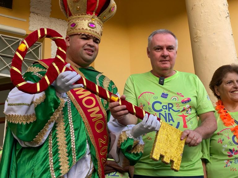 Prefeito entrega chave ao Rei Momo e dedica Carnaval 2024 ao Lira