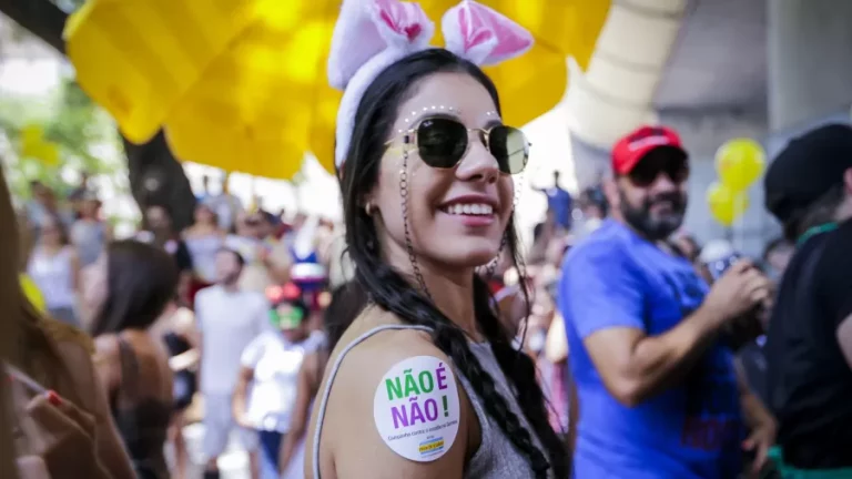 Sete em cada 10 mulheres têm medo de assédio no carnaval