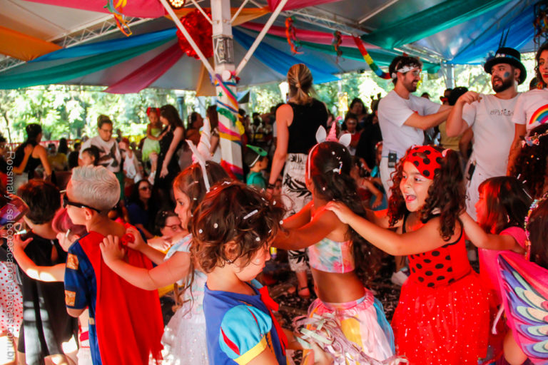 Carnabebê: pequenos foliões e famílias na matinê carnavalesca