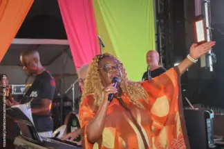 Segunda-feira de carnaval teve sambAxé e sertanejo na praça Dom Pedro II; confira as fotos