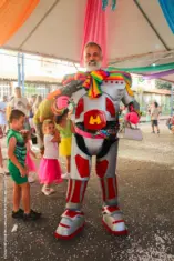 Robocop Gay passa a faixa: quem será o novo Bufão do carnaval de Poços?