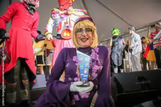 Dema Mello vence Bufão da Charanga chamando atenção para idosos LGBTQIAPN+