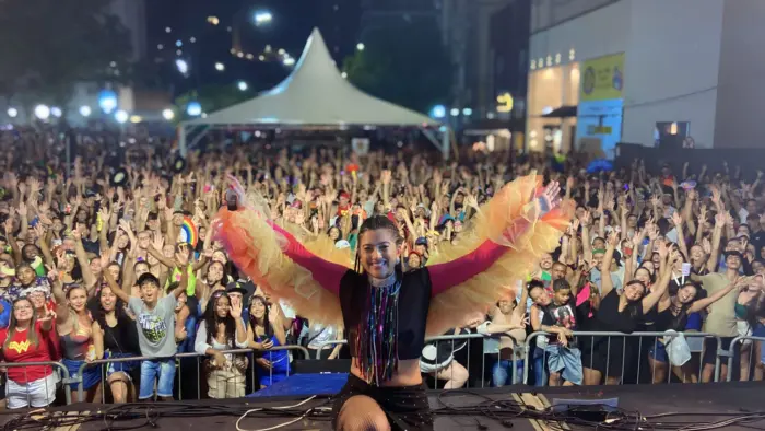 DJ Isadbob anima intervalos no carnaval de Poços com hits atuais e clássicos da folia