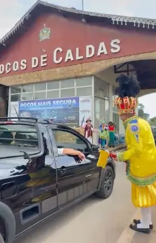 Turistas são recebidos com tradicional blitz de carnaval no pórtico