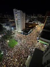 Programação de sábado de carnaval atrai multidão às praças de Poços; confira as imagens