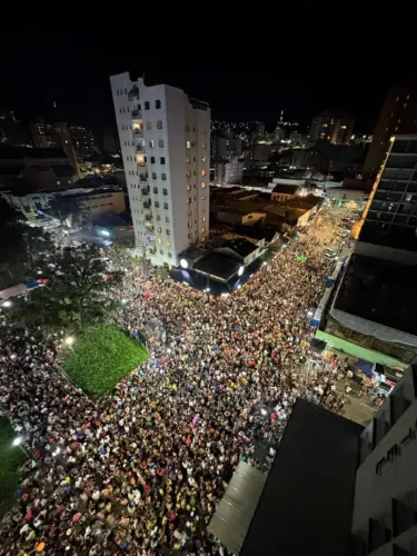 Programação de sábado de carnaval atrai multidão às praças de Poços; confira as imagens