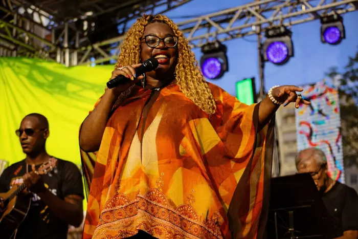 Edna Santos apresenta SambAxé e comanda estreia de bloco no carnaval de Poços