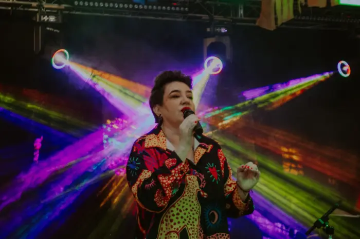 Terça-feira de Carnaval tem axé com Flávia Jorge e banda