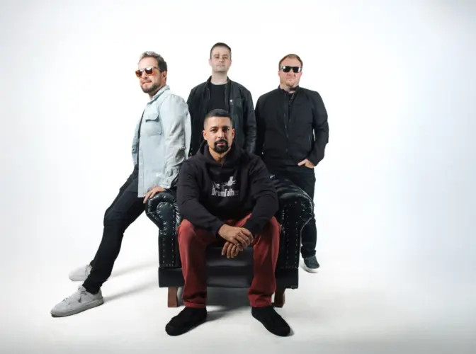 Banda Genes Recessivos celebra o rock no carnaval de Poços